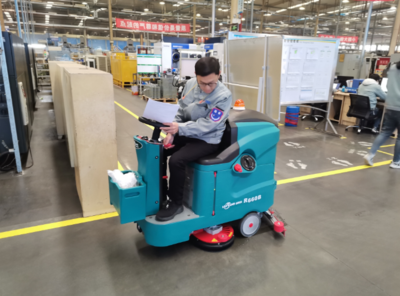 哈爾濱市工廠車間如何選擇駕駛式洗地機應對環氧地坪需求